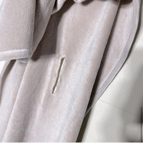 5/$25 La Vie En Rose Super Light Pink Faux Sherpa Cape Scarf Wrap - Picture 11 of 16